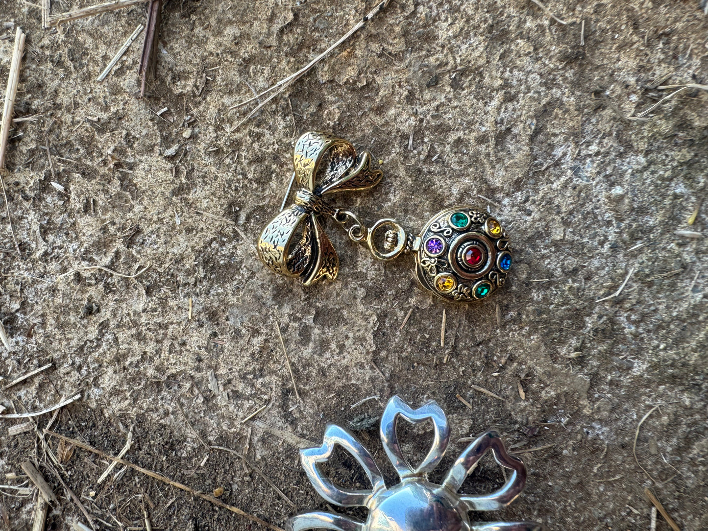 Vintage bow brooch & locket