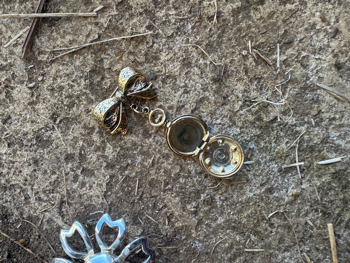 Vintage bow brooch & locket