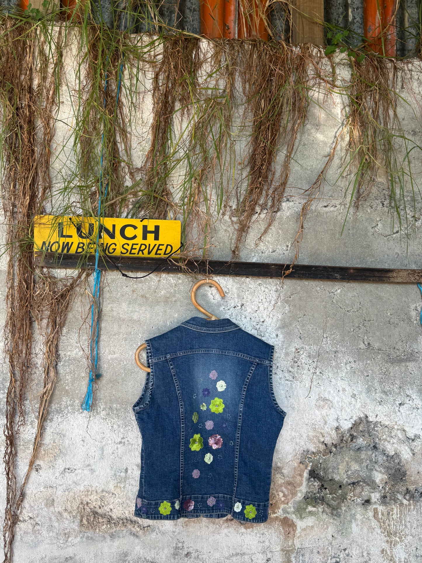 Vest with sequins and flowers