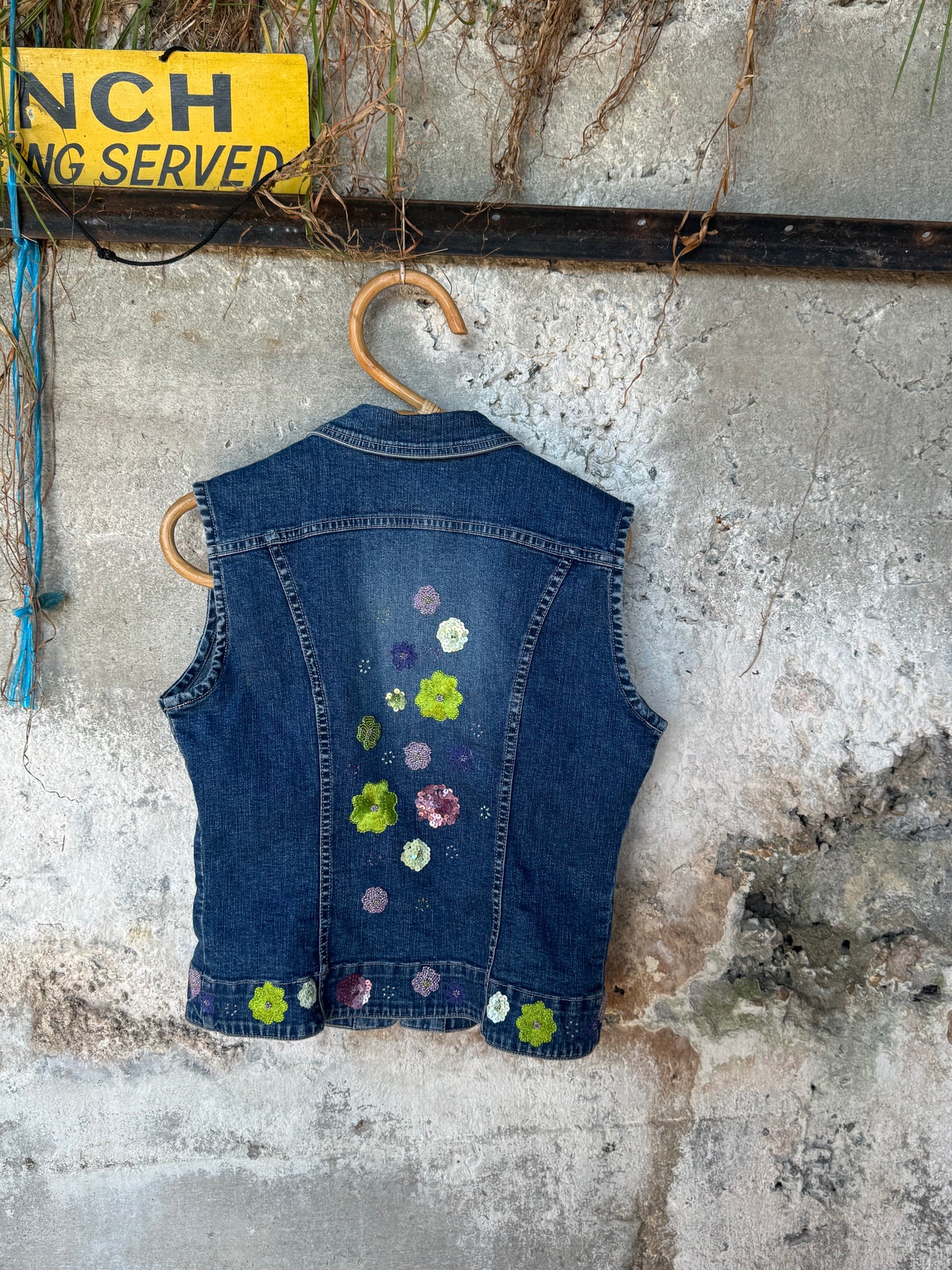 Vest with sequins and flowers