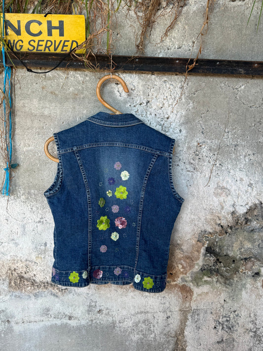 Vest with sequins and flowers