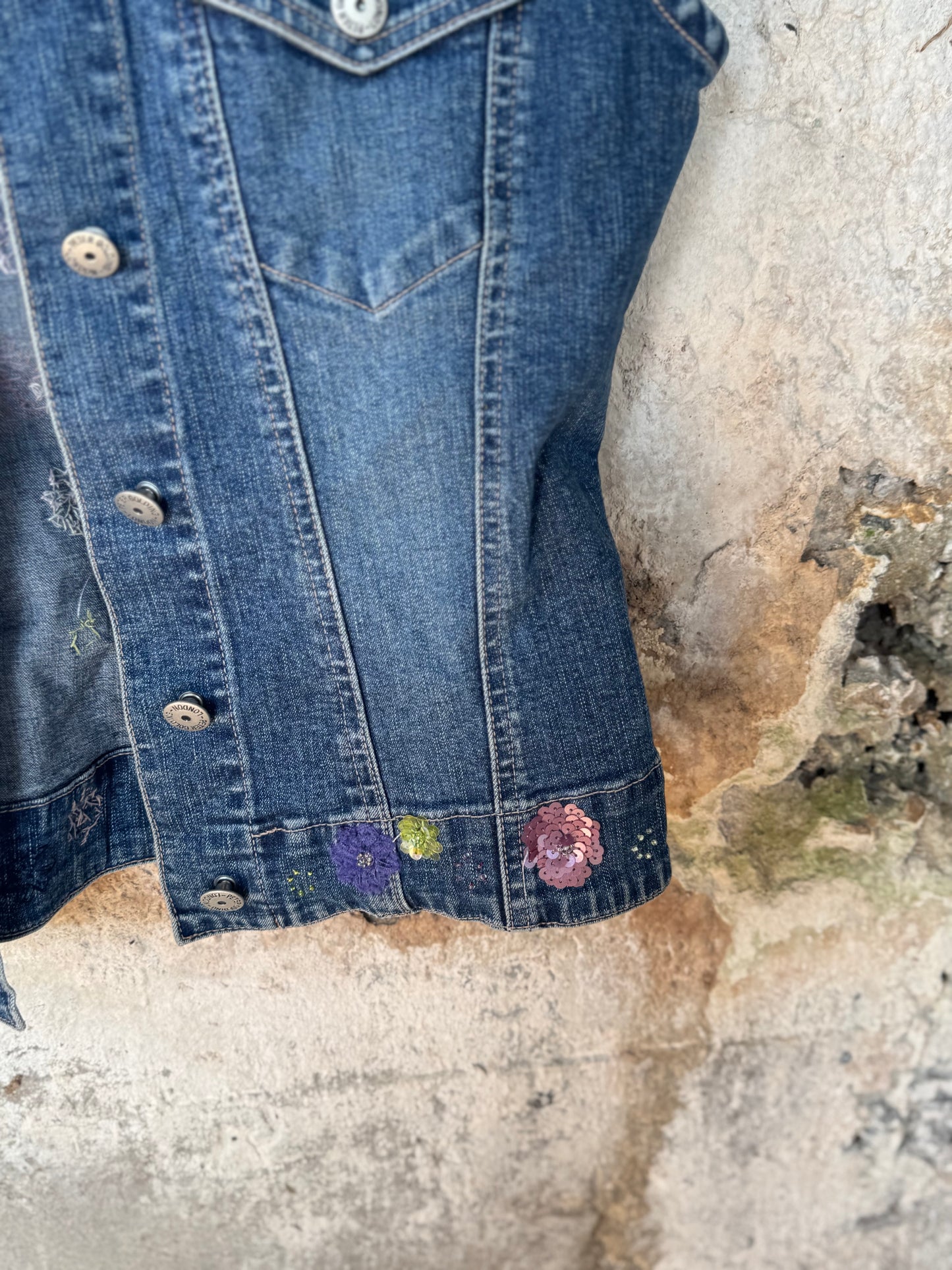Vest with sequins and flowers