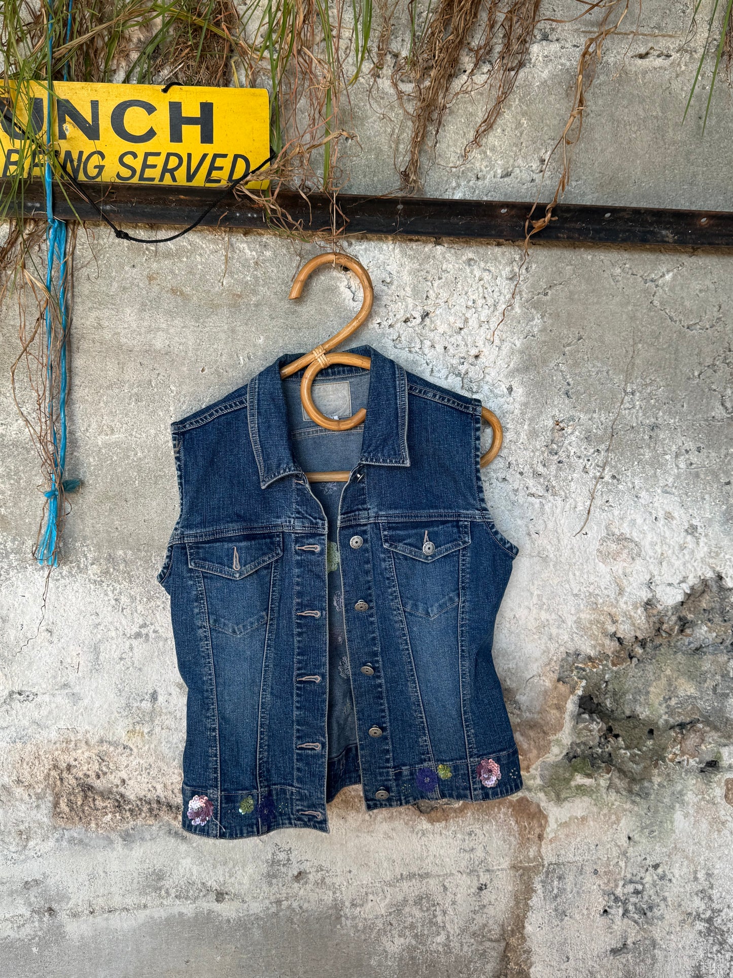Vest with sequins and flowers